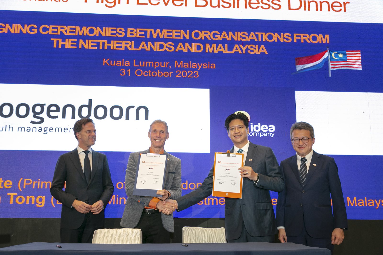 Ahmad Zachry bin Anifah Aman, Managing Director of Idea Company Sdn Bhd, exchanges signed partnership documents with the CEO of the Malaysian Dutch Business Council representing Hoogendoorn Growth Management, at the Netherlands–Malaysia High Level Business Dinner, Kuala Lumpur, 31 October 2023